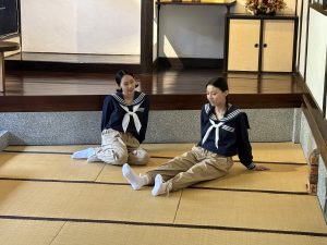チェン・チンヤオ　陳敬輝《制服を着た少女》